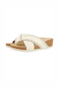 Sandali wedge bianchi con cinturini incrociati, caratterizzati da una texture intrecciata e dettagli in argento. Suola imbottita con un plantare beige e una suola bianca.