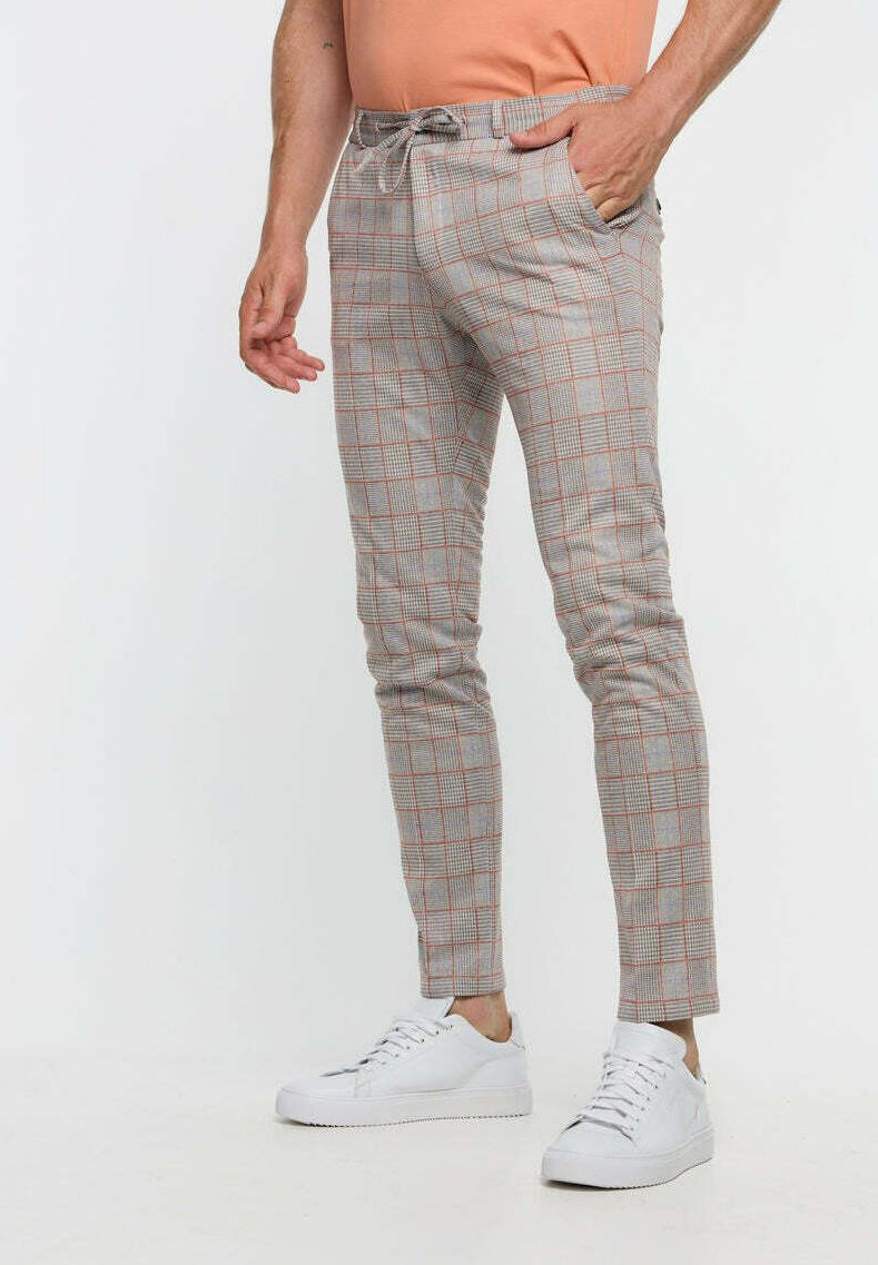 Grijze geruite broek met oranje lijnen, lichtgewicht stof, elastische tailleband met trekkoord, gedragen met witte sneakers.