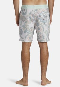 Zwemshorts voor heren in lichte pasteltinten met een paisleypatroon. De tailleband is mintgroen en heeft een achterzak met logodetails.
