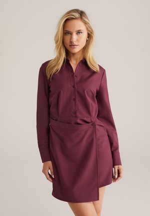 Burgunderfarbenes Wickelkleid mit langen Ärmeln, Knopfleiste und tailliertem Design. Glatter, einfarbiger Stoff mit einer maßgeschneiderten und strukturierten Form.