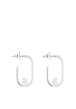 Srebrne prostokątne kolczyki koła z małymi zawieszkami w kształcie misiów na dole wewnątrz każdego koła.