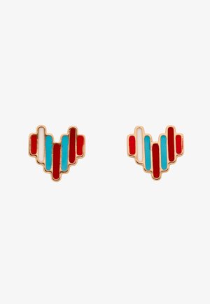 Kolczyki w złotej ramce w kształcie stylizowanych serc z pionowymi paskami z czerwonej, turkusowej i białej emalii.