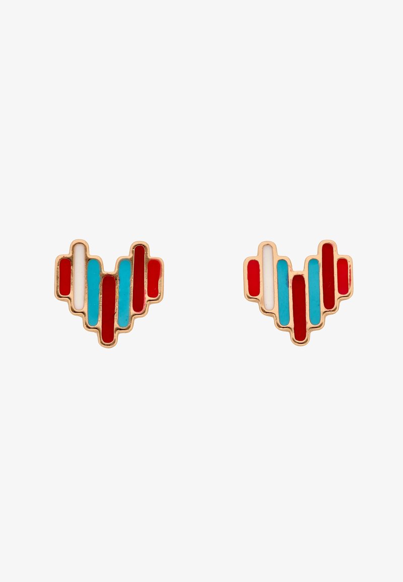 Kolczyki w złotej ramce w kształcie stylizowanych serc z pionowymi paskami z czerwonej, turkusowej i białej emalii.