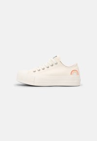 Canvas-sneakers i krämfärg, med en gummisula, rund tå, silverfärgade öglor och regnbågsbroderi på sidan.