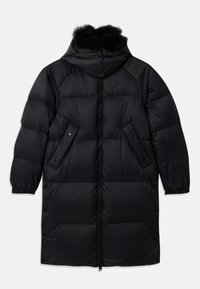Piumino nero con cappuccio, dotato di bordo in pelliccia removibile, chiusura con zip e due tasche laterali con bottone a scatto. Design imbottito per l'isolamento.