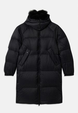 Parka noire avec capuche, dotée d'une bordure en fourrure amovible, fermeture éclair et deux poches latérales avec bouton-pression. Design rembourré pour l'isolation.