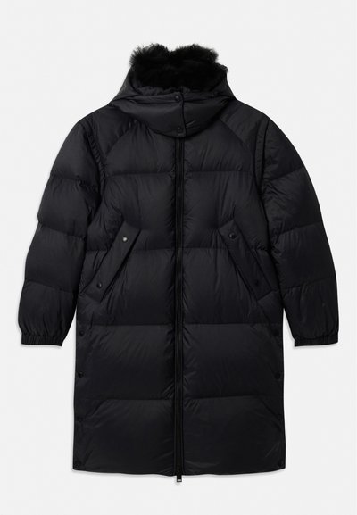 Schwarze Steppjacke mit Kapuze, ausgestattet mit einem abnehmbaren Fellbesatz, Reißverschluss und zwei Druckknopf-Seitentaschen. Gepolstertes Design für Isolation.