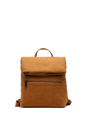 Mochila de cuero marrón con cierre enrollable, bolsillo frontal con cremallera y correas ajustables para los hombros. Textura suave y diseño minimalista.