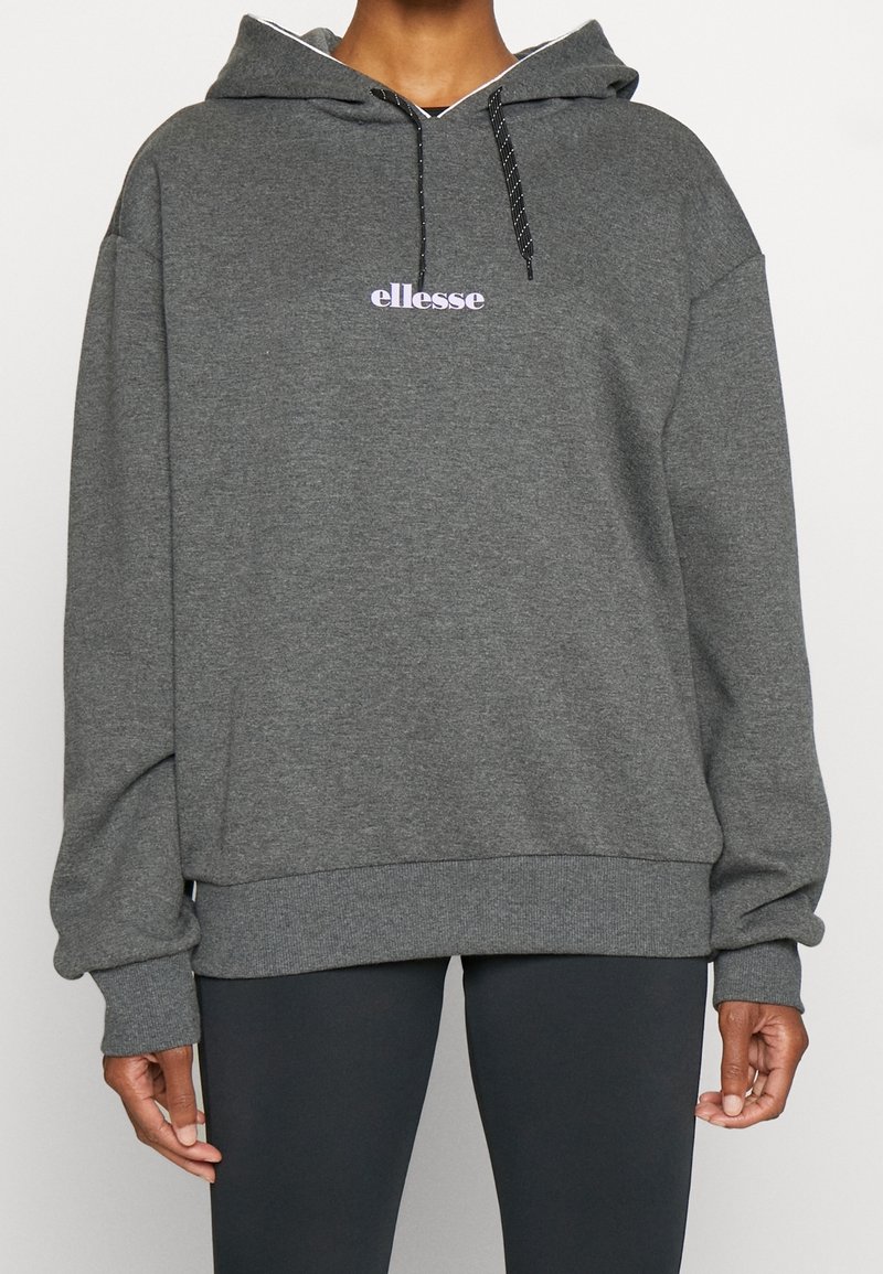 Sudadera con capucha gris de corte holgado, con logo frontal, cordones ajustables y puños y dobladillo acanalados. Hecha de tela suave, ideal para un estilo casual.