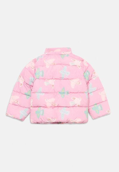 Roze pufferjack met een patroon van vogels en harten, voorzien van een doorgestikte textuur en hoge kraag; ontworpen voor warmte en comfort.