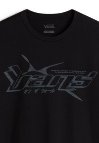 Sort bomulds t-shirt med iøjnefaldende grå grafisk tekst og accenter. Designet inkluderer et stiliseret logo og ekstra tekst på japansk.