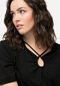 Ulla Popken CUTOUT NECK SHORT SLEEVE  - T-shirt med print - black