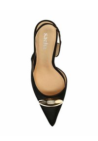 Chaussure en satin noir à bout pointu avec un accent doré sur le devant, côtés ouverts et semelle intérieure beige. Texture lisse et design épuré.