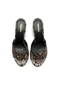 Zapatos de tacón abierto con un diseño de estampado de serpiente en tonos marrón y negro. La textura es lisa con un acabado brillante. Nombre de la marca visible.