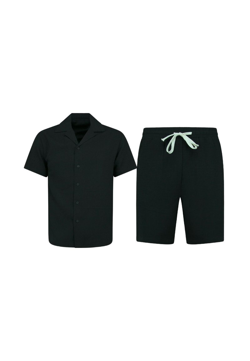 Zwarte korte mouwen shirt met subtiele textuur en knopen aan de voorkant, gecombineerd met bijpassende shorts met een elastische tailleband en een lichtgroene trekkoord.
