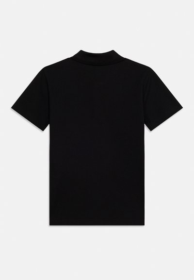 Μαύρο πόλο μπλουζάκι με κοντά μανίκια, τοποθετημένο επίπεδα ώστε να φαίνεται η πίσω πλευρά με διπλωμένο γιακά, σε ανοιχτό γκρι φόντο.