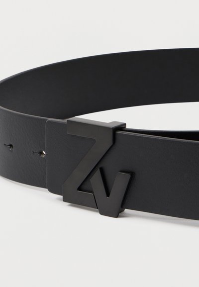 Ceinture en cuir noir avec une boucle "ZV" noire mate bien en vue. Texture lisse, design minimal et trous perforés subtils pour le réglage.