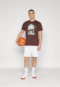 Nike Performance TEE PHOTO - Camiseta estampada - earth