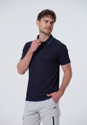 Camisa polo azul marino con cuello que presenta una franja azul en contraste. Mangas cortas y ajuste entallado con tapeta de dos botones.