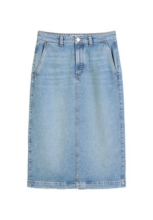 Lichtblauwe denimrok met een rechte silhoeët, vijf zakken en een sluiting met knopen aan de voorkant. Heeft subtiele vervaging en stikdetails.