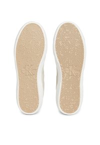 Casualne buty Calvin Klein z białą gumową podeszwą, na której widnieje teksturowany beżowy wzór oraz logo marki na pięcie.
