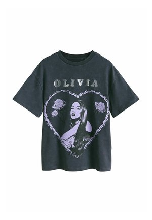 Czarna koszulka z napisem „OLIVIA” nad ramką w kształcie serca, zawierającą portret kobiety i dwie róże po obu stronach.