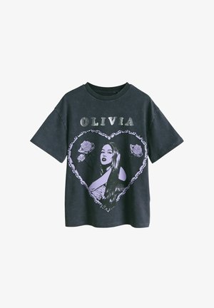 Camiseta negra con el texto "OLIVIA" sobre un marco en forma de corazón que contiene el retrato de una mujer y dos rosas a cada lado.