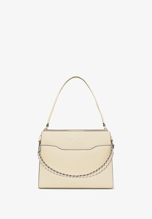 Borsa a mano beige chiaro con design strutturato, dotata di manico superiore, dettagli intrecciati, logo in rilievo e dettagli in metallo dorato.