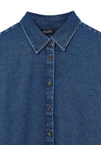 Blaues Jeanshemd mit klassischem Kragen, Knopfverschluss und kontrastierenden Nähten. Glatte Textur mit einheitlichem Farbfinish.
