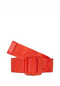 Sarkans auduma josts ar gludu, spīdīgu apdari, kas aprīkota ar taisnstūra plastmasas sprādzi. Josta garumā ir iespiesta zīmola apzīmējums.