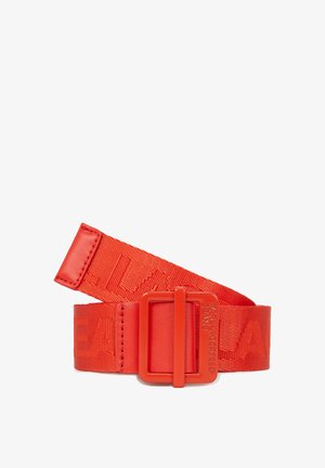 Rdeč tkaninski pas z gladko, sijočo površino, opremljen z pravokotno plastično spono. Pas ima vtisnjeno blagovno znamko po celotni dolžini.