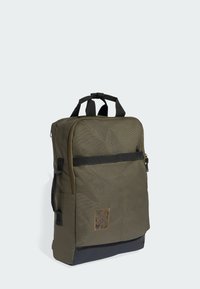 Olijfgroene rugzak met een gestructureerde afwerking, voorzien van een voorvak, zwarte accenten, dubbele handvatten en een logovignet aan de onderkant van de voorkant.