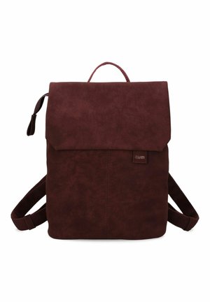 Sac à dos en daim marron avec fermeture à rabat, une poignée supérieure, des bretelles réglables et une petite étiquette de marque à l'avant.