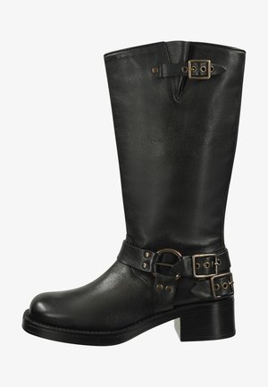 Czarne skórzane kozaki do kolan z okrągłym noskiem, konturowanym kształtem, podwójnymi klamrami i masywnym obcasem. Posiadają fakturowane wykończenie.