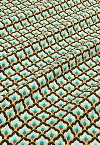 Materiał w deseń z powtarzającym się wzorem falistych kształtów w odcieniach teal, białym i czerwonym na czarnym tle z złotymi akcentami.