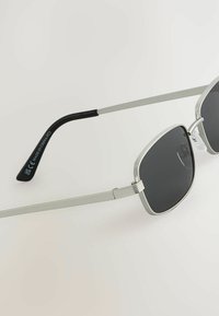 Next RECTANGULAR - Lunettes de soleil - silver-coloured