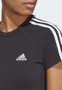 adidas Sportswear ESSENTIALS 3-STRIPES SINGLE FITTED - Jerseyjurk - black white