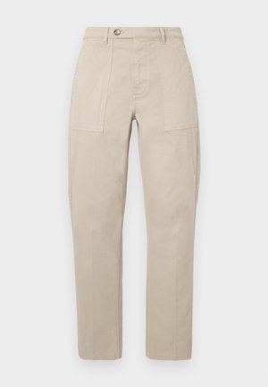 Beige bomulds cargo bukser med lige ben, knaplukning foran og to sidelommer. Glat tekstur og klassisk design.