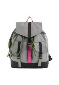 Mochila gris con solapa replegable, acentos de cuerda verde, correa vertical rosa y múltiples bolsillos frontales. Fabricada con material duradero.