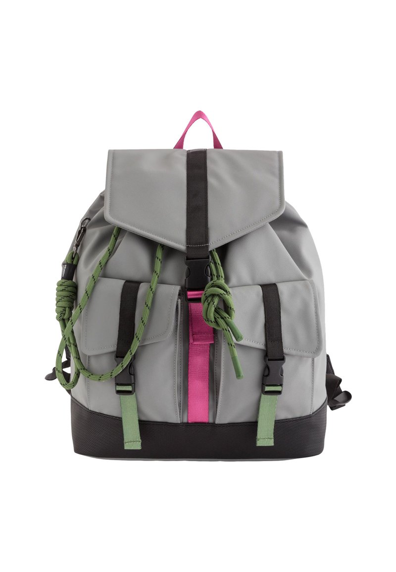 Mochila gris con solapa replegable, acentos de cuerda verde, correa vertical rosa y múltiples bolsillos frontales. Fabricada con material duradero.