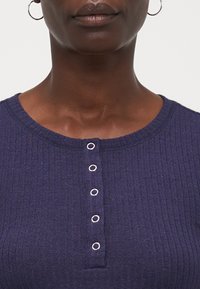 ONLY Tall ONLLINEA O NECK BUTTON - Long sleeved top - night sky melange