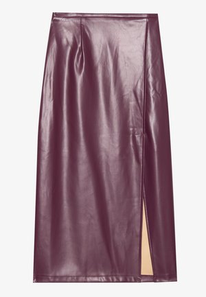 Jupe crayon en simili cuir bourgogne avec une fente sur le côté, texture lisse et détails de couture, présentant une silhouette ajustée et une coupe à la longueur des genoux.
