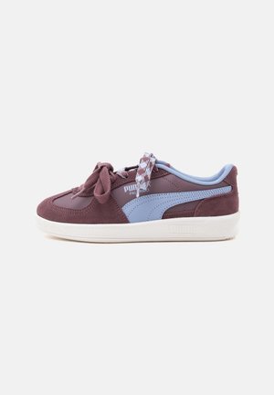 Αθλητικό παπούτσι Puma Palermo σε βυσσινί και ανοιχτό μπλε με λευκή σόλα και κορδόνι δεμένο φιόγκο, εμφανίζεται από το πλάι σε λευκό φόντο.