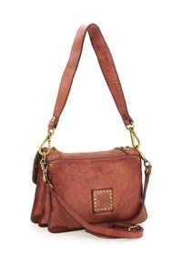 Borsa a tracolla in pelle marrone con borchie dorate, tracolla regolabile e ganci metallici, progettata per un uso casual o quotidiano.