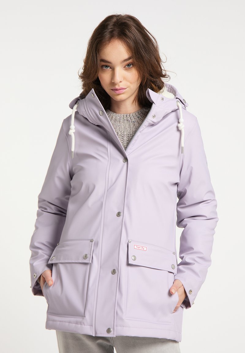 Giacca impermeabile lilla con cappuccio, hardware argentato, tasche frontali a scatto e cordini regolabili per una vestibilità sicura.