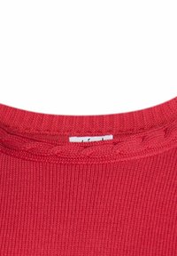 Rotes gestricktes Oberteil mit rundem Ausschnitt und strukturiertem Zopfmuster entlang des Kragens. Etikett im Inneren des Kleidungsstücks sichtbar.
