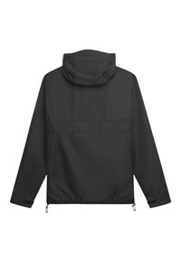 Chaqueta negra, ligera, con capucha, puños elásticos y dobladillo ajustado. Textura suave, con una costura horizontal en la parte posterior.