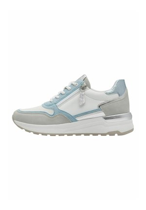 Sneaker bianca e blu chiaro realizzata in materiali scamosciati e in pelle, con accenti testurizzati, dettagli in argento e suole bianche. Inclusi lacci regolabili.