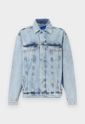 Hellblaue Jeansjacke im Acid-Wash-Stil mit Knopfleiste, zwei Klappentaschen auf der Brust, langen Ärmeln und Kragen vor weißem Hintergrund.