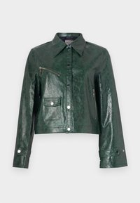 Zielona skórzana krótka kurtka z kołnierzem, przednimi kieszeniami i kieszenią na piersi na suwak. Posiada zapięcia na guziki oraz teksturowane wykończenie.